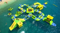 Op maat gemaakte grote opblaasbare waterpark commerciële drijvende waterspelen obstakel waterpark apparatuur