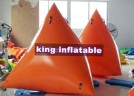 Het opblaasbare Drijvende Speelgoed van Driehoekspvc/Oranje Alarm en Advertentieboeien voor Waterpark