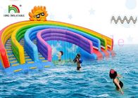 Anti - UV Opblaasbare van de Stegenpvc van Waterparken Drievoudige de Regenboogdia met Zwembad voor Huren