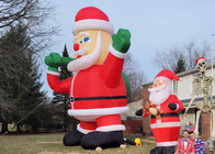 Kerstman blaast kerstversiering op Gigantische opblaasbare kerstman-opblaasboten