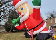 Kerstman blaast kerstversiering op Gigantische opblaasbare kerstman-opblaasboten
