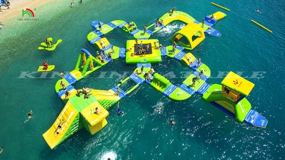 Op maat gemaakte grote opblaasbare waterpark commerciële drijvende waterspelen obstakel waterpark apparatuur