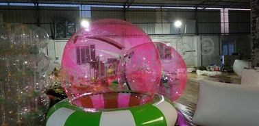 De kinderen rangschikken Opblaasbare Gang op Waterbal, Opblaasbare Hamsterbal