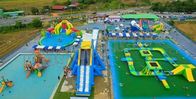 De openluchtparken van het Volwassenen Reuze Opblaasbare Water, Drijvend Speelplaatsen Aangepast Embleem
