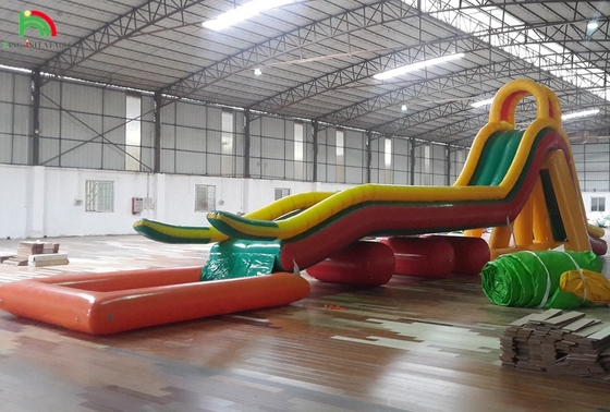 Opblaasbare speeltuin Obstakel Sportveld Opblaasbare waterslide met zwembad