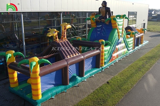 Grote opblaasbare obstakelbaan met glijbaan en hek springspringen sport spel met trampoline en glijbaan