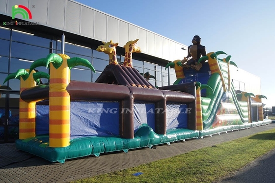 Grote opblaasbare obstakelbaan met glijbaan en hek springspringen sport spel met trampoline en glijbaan