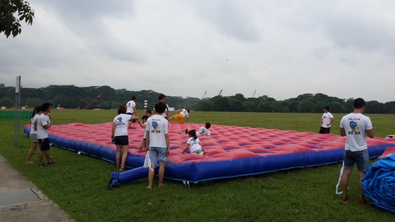 Competitieve uitdaging opblaasbare sprong obstakelbaan PVC matras hardlopen opblaasbare baan apparatuur voor evenement