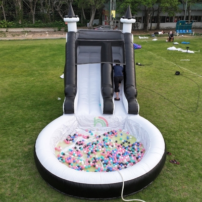 Waterglijbaan opblaasbare witte en zwarte waterslide Kindersglijbaan met grotere watersplashpool