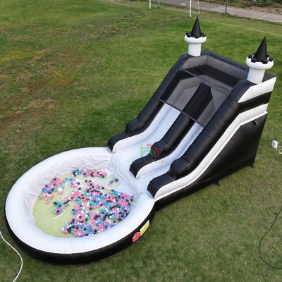 Waterglijbaan opblaasbare witte en zwarte waterslide Kindersglijbaan met grotere watersplashpool