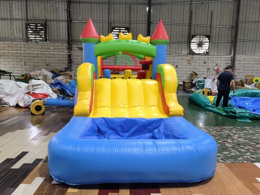 Buitentuin gazon feest spel nat droog opblaasbaar springhuis combo obstakelbaan met glijbaan biljartbal put