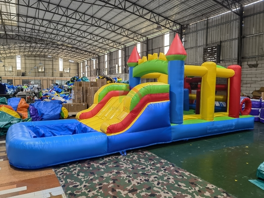 Buitentuin gazon feest spel nat droog opblaasbaar springhuis combo obstakelbaan met glijbaan biljartbal put