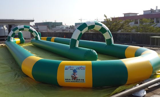 Buitenopblaasbare go kart-racebaan aantrekkelijk opblaasbare racebaan voor bumperwagens