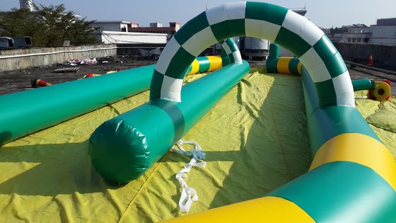 Buitenopblaasbare go kart-racebaan aantrekkelijk opblaasbare racebaan voor bumperwagens