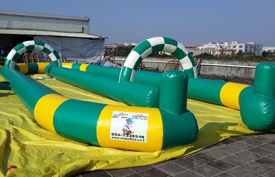 Buitenopblaasbare go kart-racebaan aantrekkelijk opblaasbare racebaan voor bumperwagens