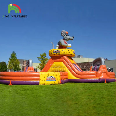 Buiten tractor lopen opblaasbare obstakelbaan Tractorapparatuur lopen opblaasbare obstakelbaan