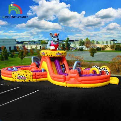 Buiten tractor lopen opblaasbare obstakelbaan Tractorapparatuur lopen opblaasbare obstakelbaan