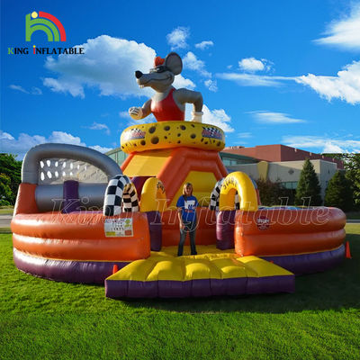 Buiten tractor lopen opblaasbare obstakelbaan Tractorapparatuur lopen opblaasbare obstakelbaan