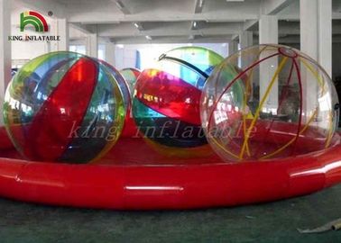 Veelkleurige Opblaasbare Gang op Waterbal, Spelen van de het Waterpool van de Jonge geitjes de Grappige Zomer