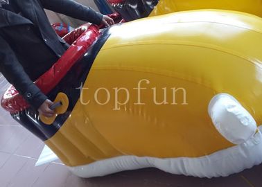 De gele Opblaasbare Schoenen van pvc voor het Lopen Gebied van het Ras het Interessante Opblaasbare Voetbal