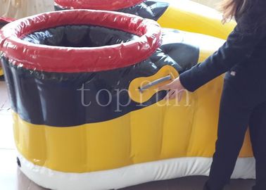 De gele Opblaasbare Schoenen van pvc voor het Lopen Gebied van het Ras het Interessante Opblaasbare Voetbal
