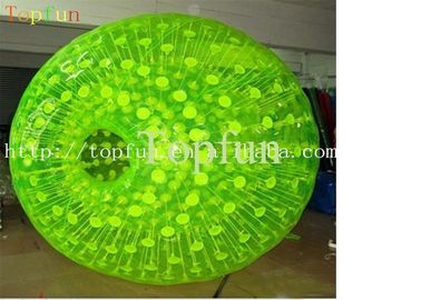 Glanzende Opblaasbare Zorbing-Bal met de Groene Rol van het D-vormige ringsgras op Land