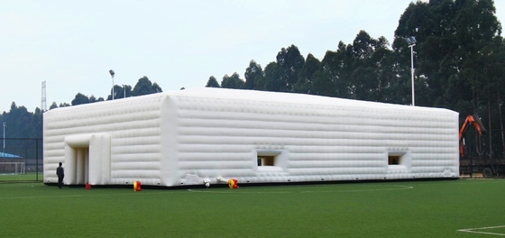 De boogvormige Opblaasbare Tent van de Gebeurtenismarkttent met de Ingang van de Venstertunnel
