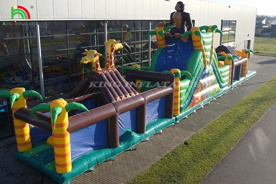 Grote opblaasbare obstakelbaan met glijbaan en hek springspringen sport spel met trampoline en glijbaan