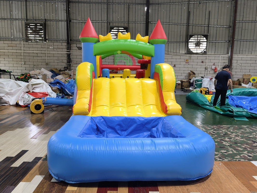 Buitentuin gazon feest spel nat droog opblaasbaar springhuis combo obstakelbaan met glijbaan biljartbal put
