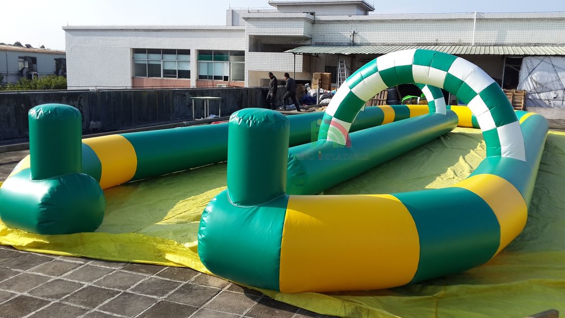 Buitenopblaasbare go kart-racebaan aantrekkelijk opblaasbare racebaan voor bumperwagens