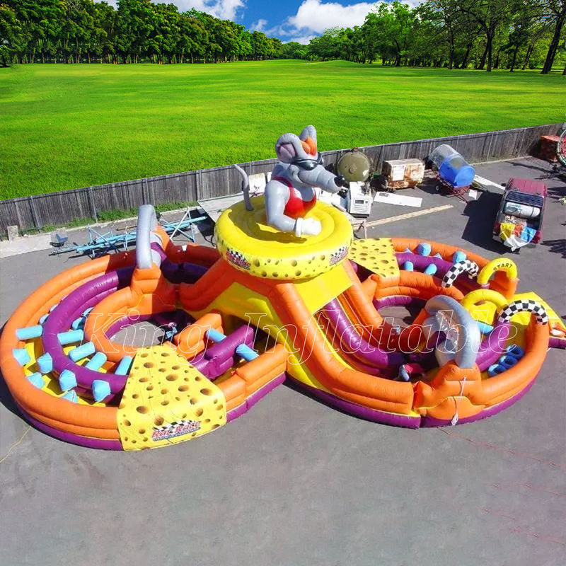 Buiten tractor lopen opblaasbare obstakelbaan Tractorapparatuur lopen opblaasbare obstakelbaan